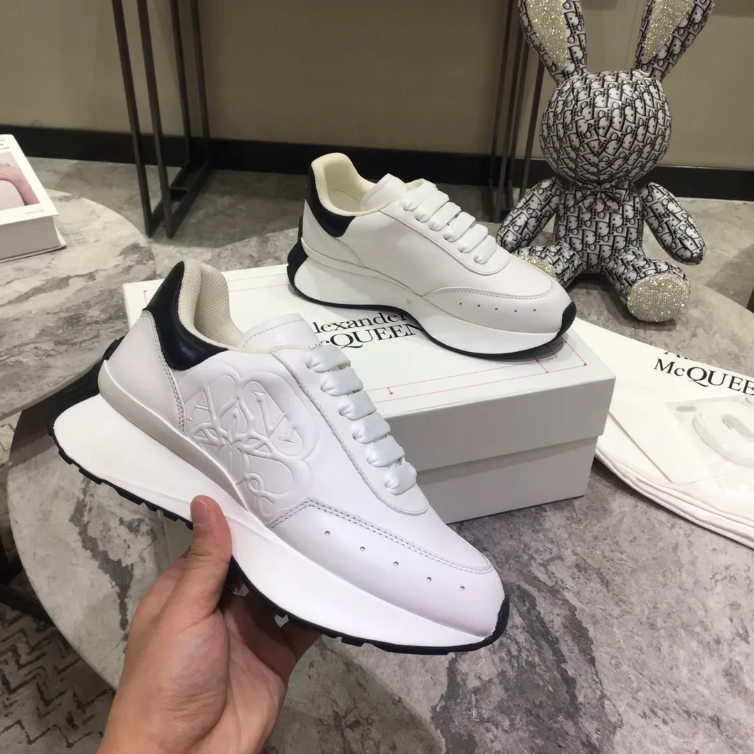 👟👟Ex-factory price 560👟👟 ALEXANDER MCQUEEN/Alexander McQueen 2022 early spring new S👟👟Ex-factory price rint sports running dad shoes Top version S👟👟Ex-factory price rint Runner uses white imported environmentally friendly leather splicing and printed concave and convex font technology for the upper and outline Seal logo. Alexander McQueen LUGO logo on the heel and tongue with Alexander McQueen signature. The sneakers feature an oversized runner's sole, which makes running comfortable and convenient. Fabric: Calfskin and cloth Lining: Mesh and sheepskin lining Filled heel non-slip and wear-resistant back cover Feet: Imported👟👟OLo injection molded sheepskin feet Outsole:👟👟Factory price U vacuum film combined with T👟👟Factory price U material Standard code number 35-45 Women's code 35-39 Men's code 40-44 40 is the custom size for women's clothing, 39 and 45 are the custom size for men's clothing.